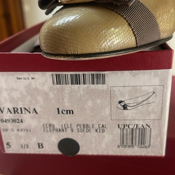 SALVATORE FERRAGAMO PATENT LEATHER VARINA 1cm ECRU ELEPHANT FLATS - Picture 2 of 6